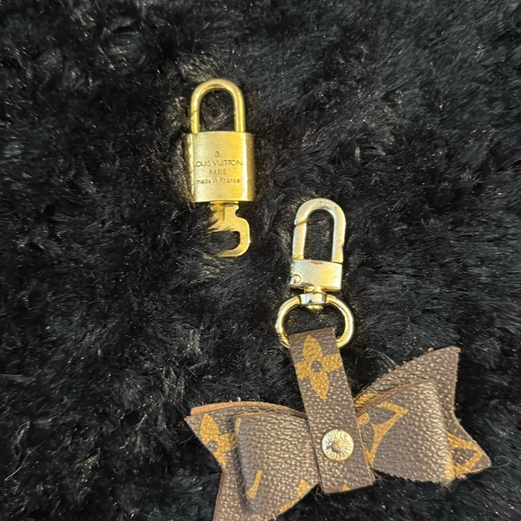 Louis Vuitton lock and key and LV bow charm - Picture 2 of 6